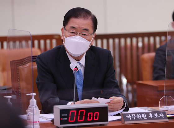 Chung Eui-yong, the Korean foreign minister nominee, answers questions at a parliamentary confirmation hearing at the National Assembly in Yeouido, western Seoul, Friday. [NEWS1]
