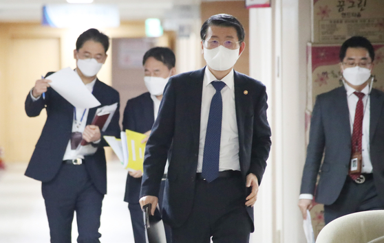 Financial Services Commission Chairman Eun Sung-soo walks the hall before announcing the decision to ban short selling until May on Feb. 3 in Seoul. [YONHAP]