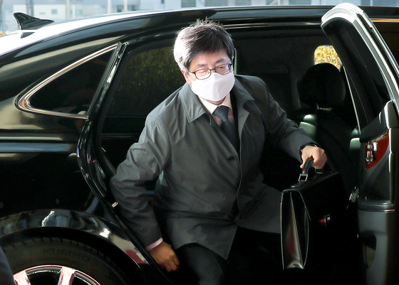 Chief Justice Kim Myeong-su arrives at the Supreme Court in Seocho District, southern Seoul, on Monday morning. [NEWS1]  