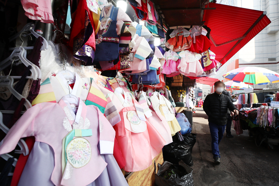 Hanbok, or Korean traditional clothing, for children hangs at a store in Namdaemun Market in central Seoul, on Sunday, less than a week before the Lunar New Year holidays. In contrast to previous years, many businesses took a major hit from the coronavirus pandemic, recording record-low sales. [YONHAP]