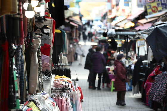 An alley in Namdaemun Market on Sunday. Namdaemun Market has suffered bigger losses than other traditional markets because it heavily depended on tourists. [YONHAP] 