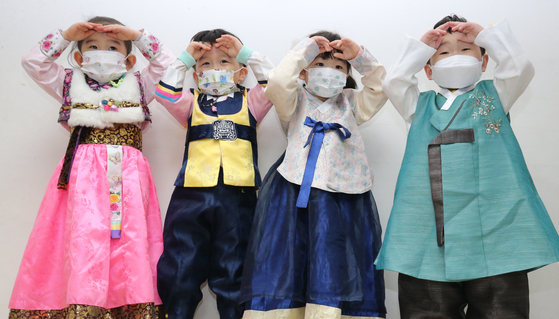 Kindergartners in hanbok, or traditional Korean attire, learn how to take a deep bow on Tuesday in Daejeon, three days before the Lunar New Year, which falls on Feb. 12. [NEWS1]