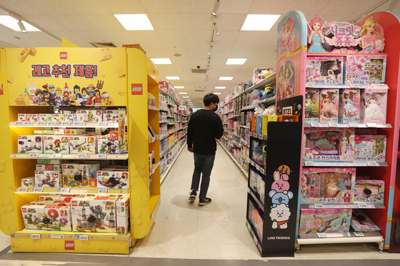 A customer shops at the toy section at Emart’s branch in Yongsan, central Seoul, on Tuesday. The retailer said it is offering up to 50 percent off on meal kits and toys until Feb. 17, targeting those staying at home during the Lunar New Year holidays. Due to social distancing, such sales have surged. [YONHAP]