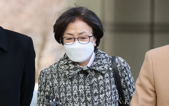 Former Environment Minister Kim Eun-kyung enters the Seoul Central District Court on Tuesday to attend a sentencing hearing. The court convicted her of abuse of power and sent her to jail for two years and six months.  [YONHAP] 