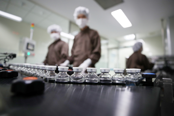 Celltrion’s Covid-19 drug, which was approved by the government on Friday, coming off the production line at the company’s plant in Incheon on Tuesday. [YONHAP]