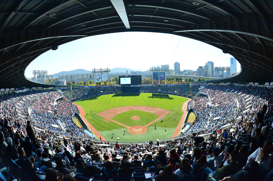 The NC Dinos take on the Doosan Bears at a sold-out Jamsil Baseball Stadium during the 2016 Korean Series. [NEWS1]