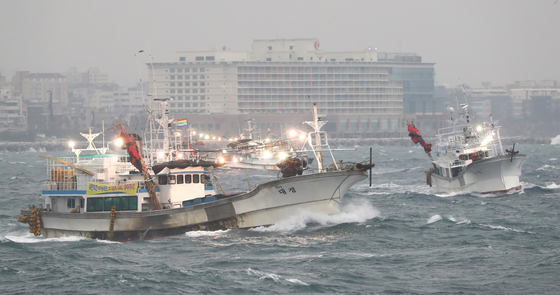Fishing boats that are part of a local fishing organization protest against Ministry of Oceans and Fisheries restrictions on catching squid in front of the Port of Jeju on Monday afternoon. The ministry introduced measures to support the squid population, restricting the fishery business from January to June. [YONHAP]