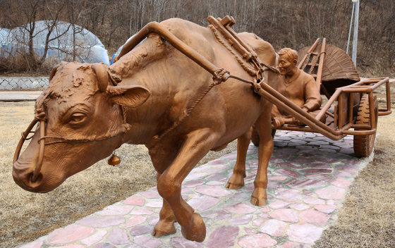 The statue of Grandpa Choi and his ox at Old Partner Park. [SOHN MIN-HO] 
