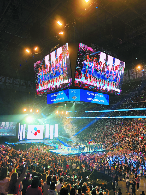 "KCON 2018 New York," held in the United States, was attended by 53-thousand people. [JOONGANG ILBO]