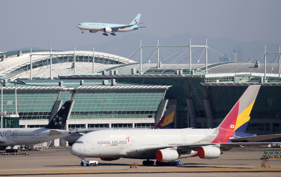 Asiana Airlines aircraft parked at Incheon International Airport on Feb. 8. [YONHAP]