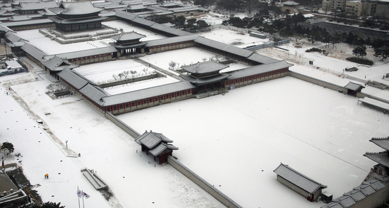 Gyeongbok Palace in central Seoul is covered with snow Tuesday morning. The Korea Meteorological Administration forecast that the latest cold spell will continue through Thursday. [YONHAP]