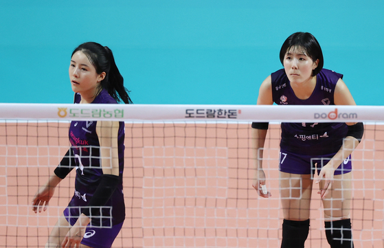Lee Jae-young, right, and Lee Da-young, left, star volleyball players of the Heunguk Life Insurance Pink Spiders, during a game in October last year. [YONHAP]