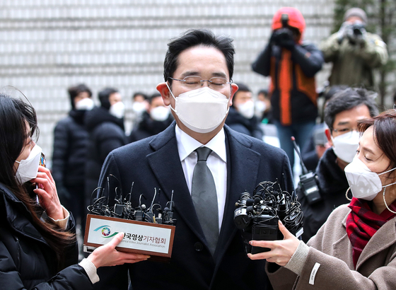 Lee Jae-yong is interviewed by reporters ahead of the verdict being read at the Seoul High Court in Seocho-dong, southern Seoul, on Jan. 18. [WOO SANG-JO]