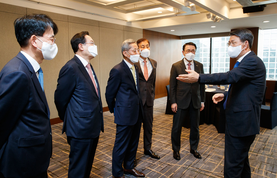 Financial Services Commission Chairman Eun Sung-soo, right, discusses with the heads of five banking groups in Korea including, from left, Son Byung-hwan, NH Financial Group; Sohn Tae-seung, Woori Financial Group; Yoon Jong-kyoo, KB Financial Group; Kim Jung-tai, Hana Financial Group and Cho Yong-byoung, Shinhan Financial Group at the Korea Federation of Banks in Myeong-dong, Seoul on Feb. 16. [FINANCIAL SERVICES COMMISSION]