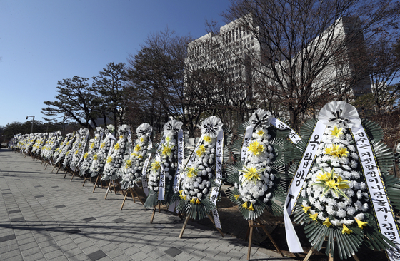 Wreaths are placed in front of the Supreme Court last week as part of protests against Chief Justice Kim Myeong-su after he was accused of yielding to political pressure. [KIM SEONG-RYONG]