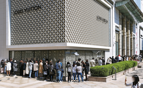 Customers line up in front of the Lotte Department Store's main branch in Jung District, central Seoul, on May. [YONHAP]
