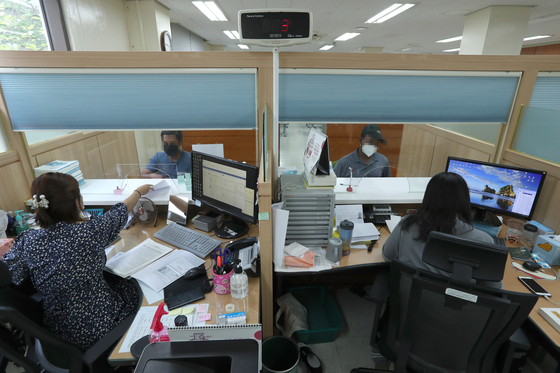 An immigration office in Seoul takes in applications from asylum seekers in Korea on June 10, 2020. [KIM SUNG-RYONG]