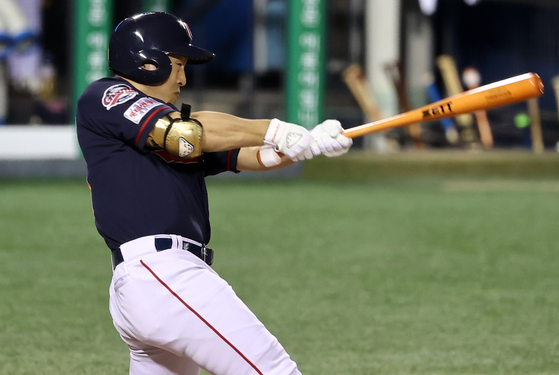 Son Ah-seop of the Lotte Giants hits an RBI double during a game against the LG Twins at Jamsil Baseball Stadium in southern Seoul on Sept. 29, 2020. [YONHAP]