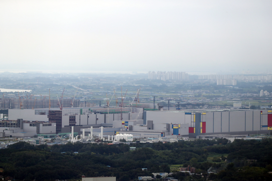 Samsung Electronics' semiconductor production plant in Pyeongtaek, Gyeonggi, in 2019. Such production plant helpped raise Gyeonggi's economy despite Covid-19 pandemic. [YONHAP]