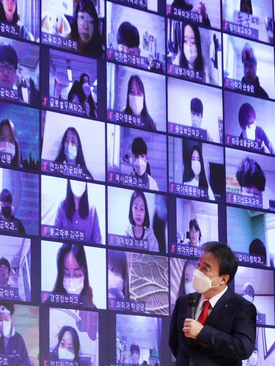 Yoon Sung-yee, president of Dongguk University, talks with freshmen at the entrance ceremony through a video conference at the auditorium in the campus in Seoul on Monday. [YONHAP]