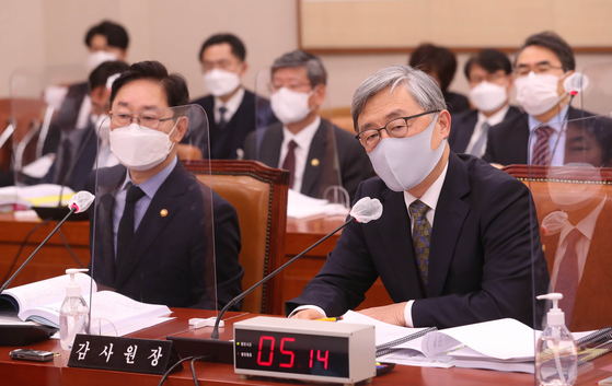 Choe Jae-hyeong, chairman of the Board of Audit and Inspection, right, speaks at the National Assembly's Legislation and Judiciary Committee on Monday. [YONHAP]