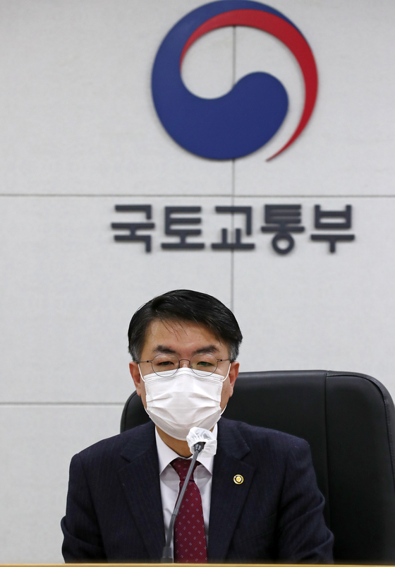 Vice Land Minister Yun Seung-won announces the latest addition to the government's New Town project at the government complex in Seoul on Feb. 24. [YONHAP]