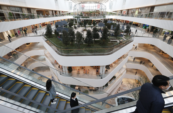 Customers visit The Hyundai Seoul, Korea’s largest department store in Yeouido, western Seoul, before it officially opens on Friday. Themed as a nature-friendly futuristic department store, 49 percent of the space inside The Hyundai Seoul is taken up by as indoor gardens and places to relax. [YONHAP]