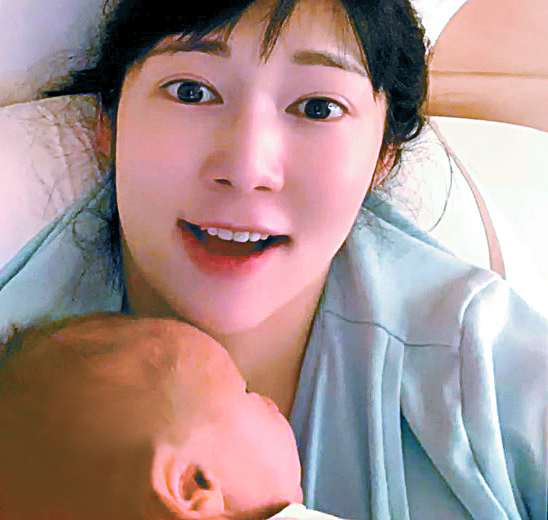Television personality Sayuri Fujita with her son [KBS]