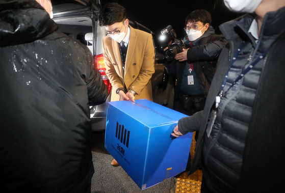 Following their raid of the Ministry of Justice on Jan. 21 for an investigation into the allegation that the ministry had violated laws to issue a travel ban against former Vice Minister of Justice Kim Hak-eui in 2019, prosecutors move a box containing seized evidence. [YONHAP]