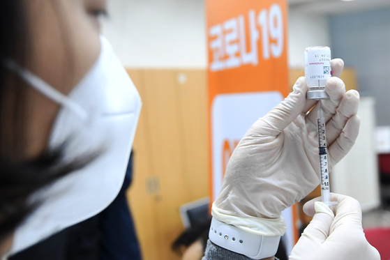 A nurse prepares a vaccine at a public health center in Geumcheon District, western Seoul, on Friday. [YONHAP]