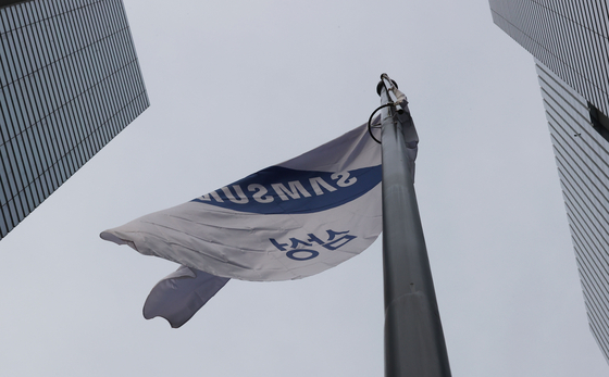 Samsung Electronics' logo on a flag at the company's headquarters in Seocho-dong, Seoul. [YONHAP] 