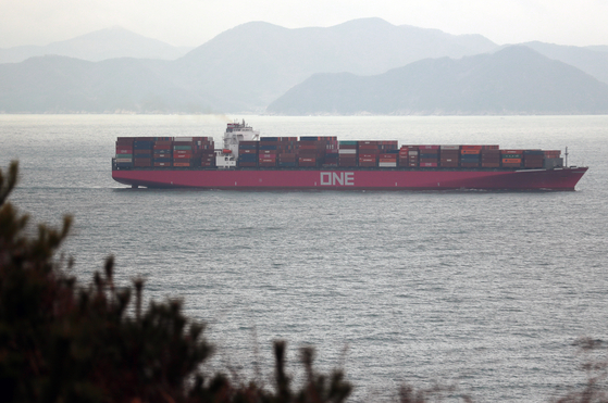A cargo ship on the shores of Busan on Feb. 1. Korea's export have increased for the fourth consecutive months, signaling a recovery. [YONHAP]