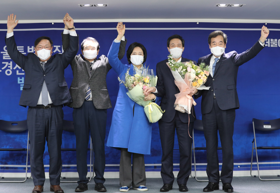 Former Startups Minister Park Young-sun, center, celebrates after winning the party primary amongst Democratic Party candidates for the Seoul mayoral by-election on Monday. [YONHAP]