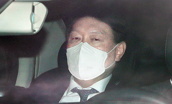 Prosecutor General Yoon Seok-youl commutes to work Tuesday at the Supreme Prosecutors' Office headquarters in Seocho District, southern Seoul. [NEWS1]
