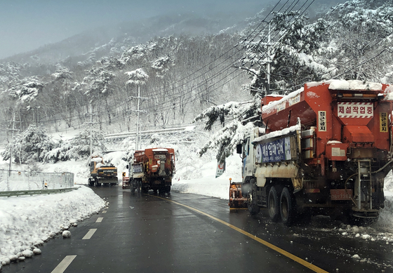 Snow clearing efforts are underway in Yangyang County, Gangwon, Tuesday afternoon after heavy snowfall since Monday led to one death and hundreds of stranded vehicles due to slippery roads. [NEWS1]