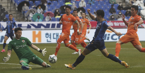 Ulsan Hyundai's left winger Kim In-seong takes a shot during the K-League match against Gangwon FC on Monday at Ulsan Munsu Football Stadium. [NEWS 1]