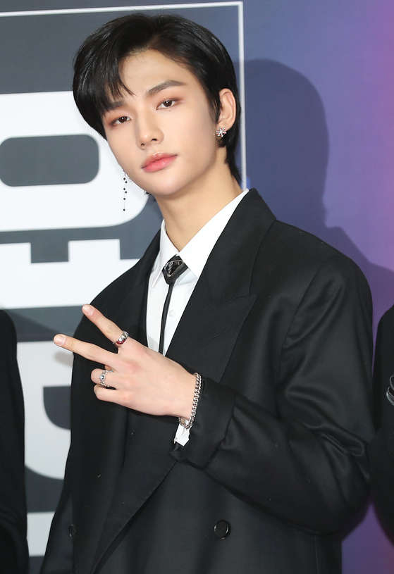 Hyunjin of boy band Stray Kids admitted to allegations that he was a school bully and issued an official apology. He has suspended all his activities. [ILGAN SPORTS]