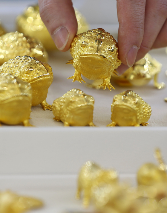 Gold products are displayed at the Korea Gold Exchange in Jongno District, central Seoul, on Wednesday. As expectations of economic recovery increase with the start of vaccinations, a gram of gold was priced at 63,050 won ($56.2) on Tuesday, a 1.73 percent decline from the previous day. [YONHAP]