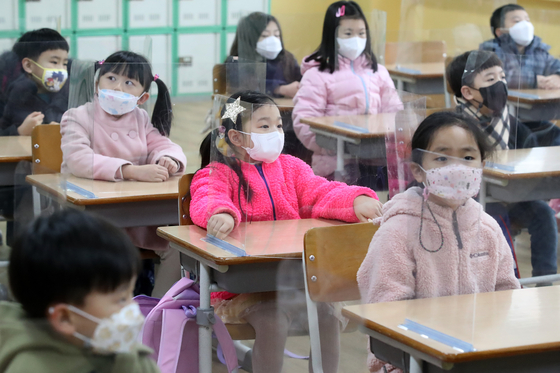First grade students at Daegu Dongdo Elementary School in Daegu wait for their class to begin on their first day in school on Tuesday. [NEWS1] 