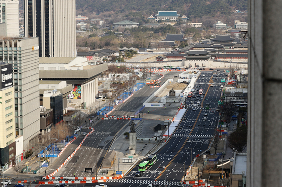 Traffic lanes west of Gwanghwamun Square in downtown Seoul were completely closed off Saturday to begin construction of a major park. Traffic was diverted to lanes east of the square. [YONHAP]