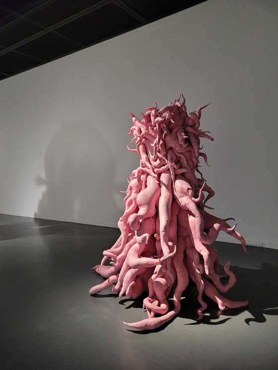 Lee Bul's soft sculpture ″Monster: Pink,″ which is a reconstruction of 1998 work, is now on view as part of her solo show ″Lee Bul: Beginning″ at the Seoul Museum of Art (SeMA) in central Seoul. [MOON SO-YOUNG]