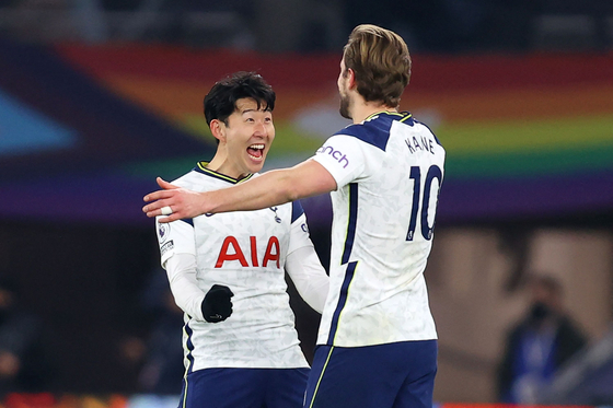 Tottenham Hotspur's captain Harry Kane celebrates with Son Heung-Min after scoring Spurs' fourth goal against Crystal Palace at Tottenham Hotspur Stadium in London on Sunday.  [AFP/YONHAP]