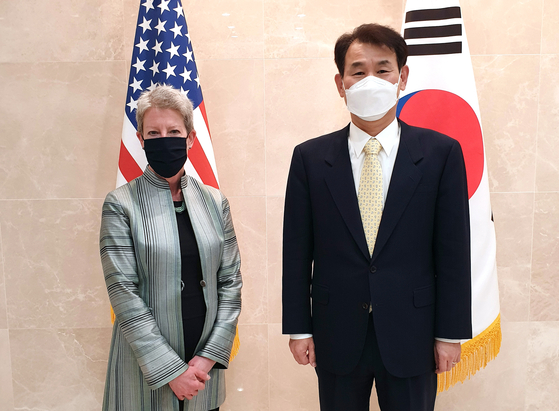 Jeong Eun-bo, right, Korea’s chief negotiator for the defense cost-sharing negotiations, poses for a photo with his U.S. counterpart, Donna Welton, in Washington Sunday. [FOREIGN MINISTRY]