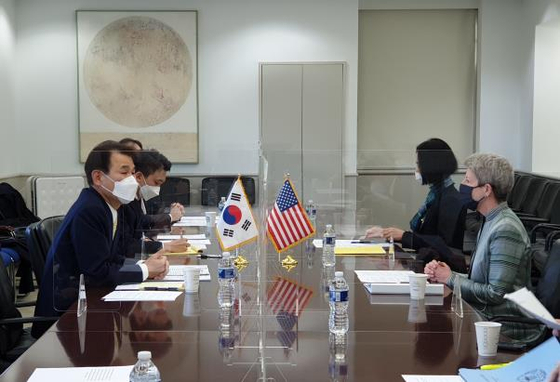 Jeong Eun-bo, left, Korea’s chief negotiator for the 11th Special Measure Agreement, holds talks with his U.S. counterpart, Donna Welton, in Washington Sunday. Seoul and Washington reached a tentative agreement on defense cost-sharing after a year and a half of negotiations. [FOREIGN MINISTRY]