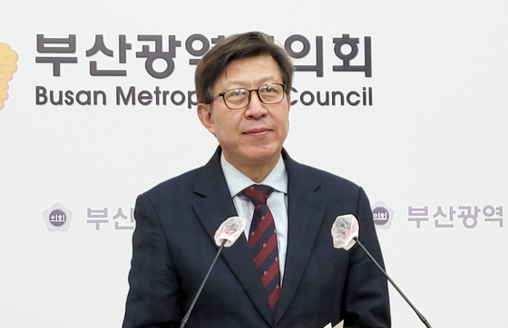 The People Power Party's candidate in the Busan mayoral by-election, Park Heong-joon, holds a press conference on Thursday at the Busan Metropolitan Council.  [YONHAP] 