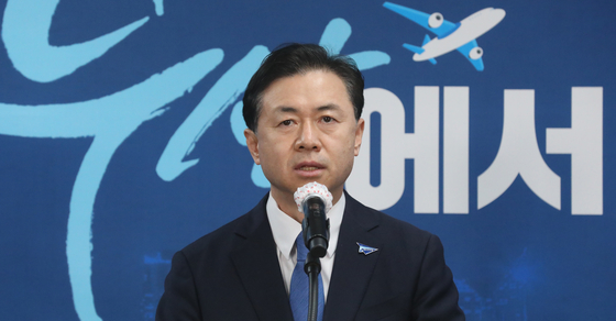 Democratic Party's candidate for Busan mayoral by-election Kim Young-choon gives an acceptance speech for the nomination on Saturday at the party's Busan chapter building.  [NEWS1] 