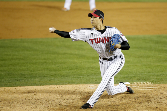 LG pitcher Jung Woo-young pitches in the first round of the 2020 KBO Wildcard series at Jamsil Baseball Stadium in southern Seoul on Nov. 2, 2020. [NEWS1]