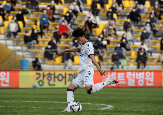 Kim Min-jun of Ulsan Hyundai scored the opening goal during his team's match against Gwangju FC at Gwangju Football Stadium on March 6. [YONHAP]