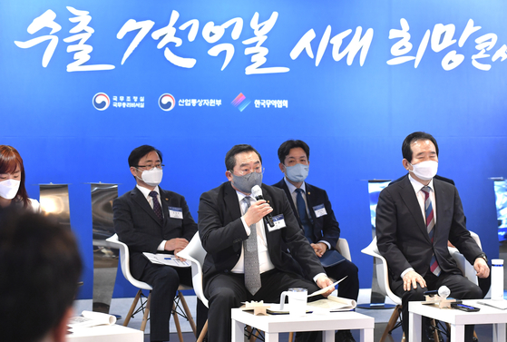 Korea International Trade Association (KITA) Chair Koo Ja-yeol, center, talks with businessmen engaging in trade on their difficulties, at COEX, southern Seoul, on Wednesday. [KITA]