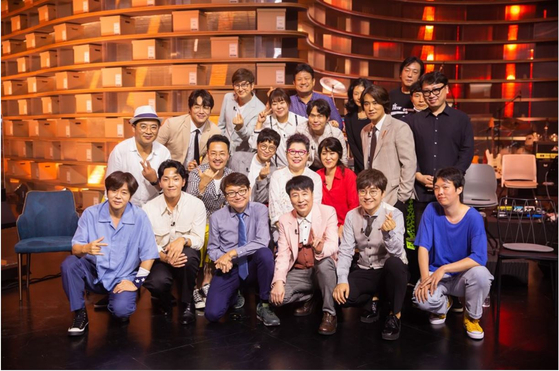 Stars and producers of ″Archive K″ pose together for photos. [SBS]